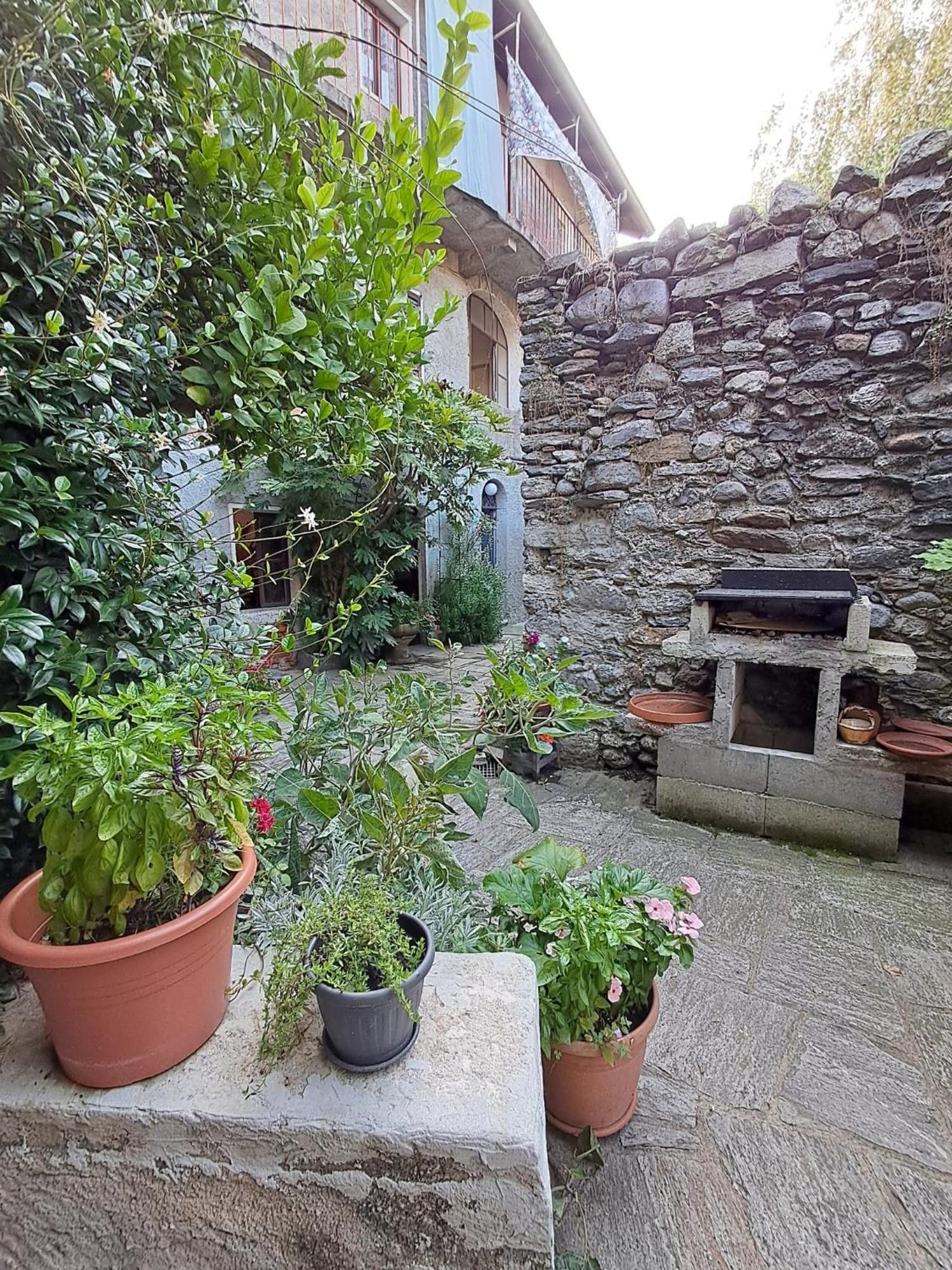 Bed and Breakfast Nonna Anita Castelveccana Exterior foto